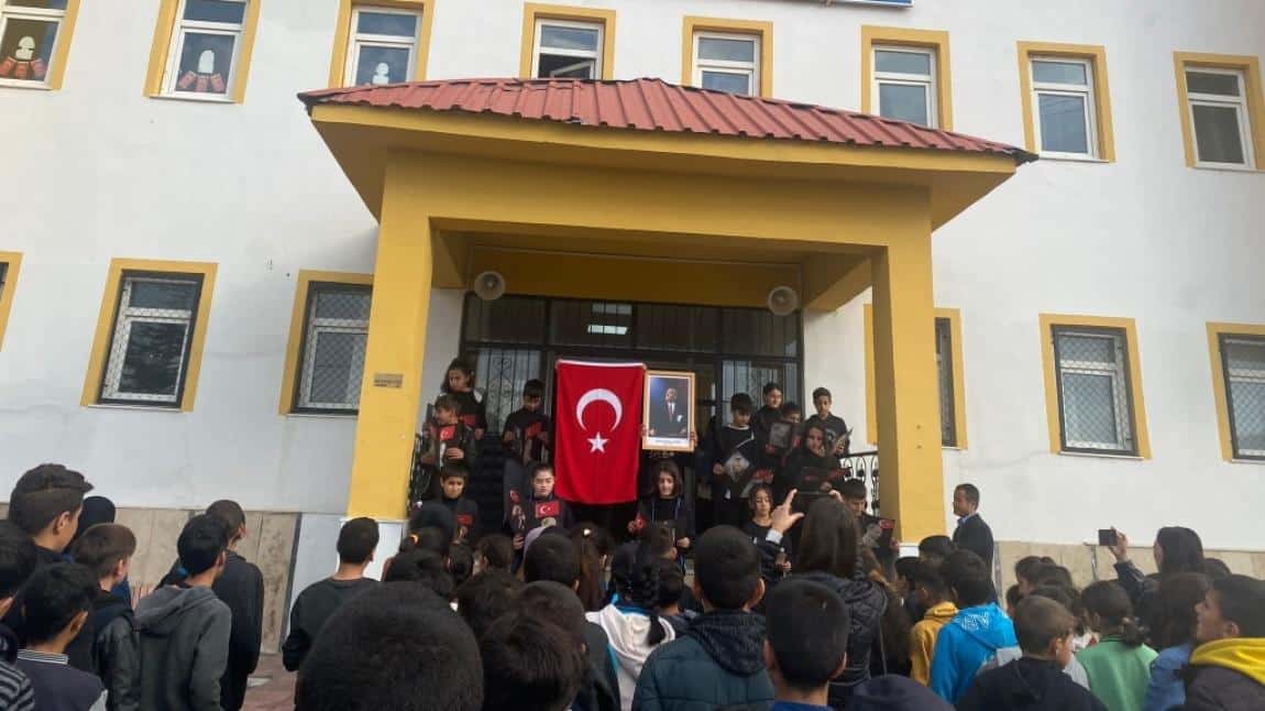 Okulumuzda 10 Kasım Atatürk'ü Anma Günü nedeniyle tören düzenlendi.